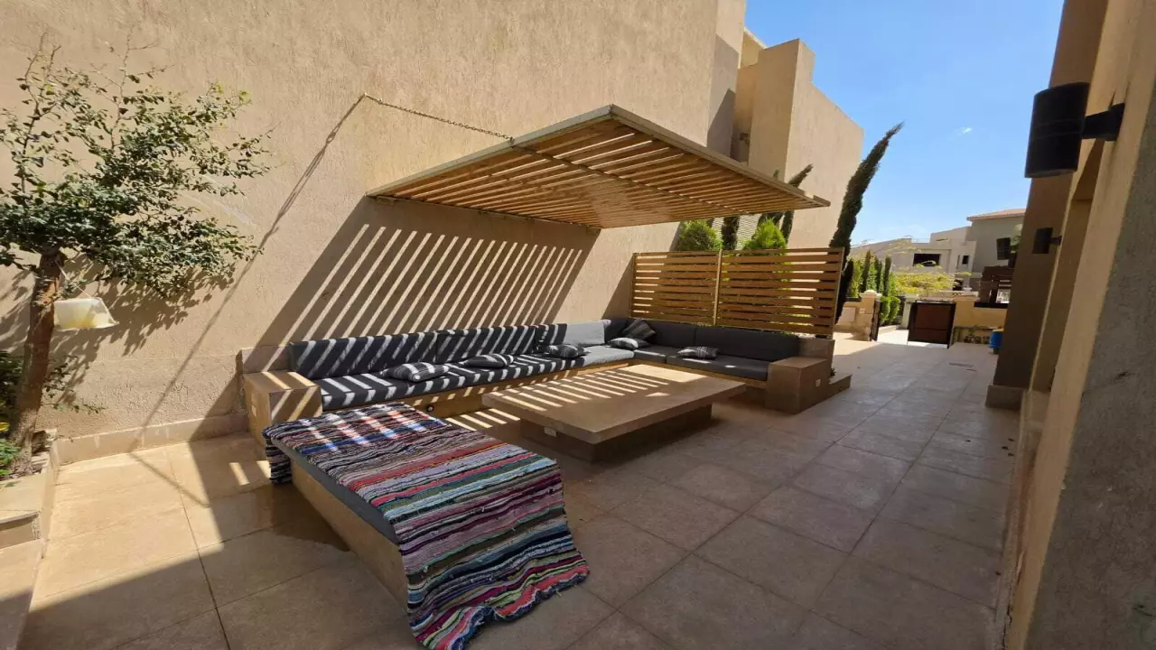 Luxury Villa Beverly Hills Sheikh Zayed Front & Back Garden 4 Bedroom image 4