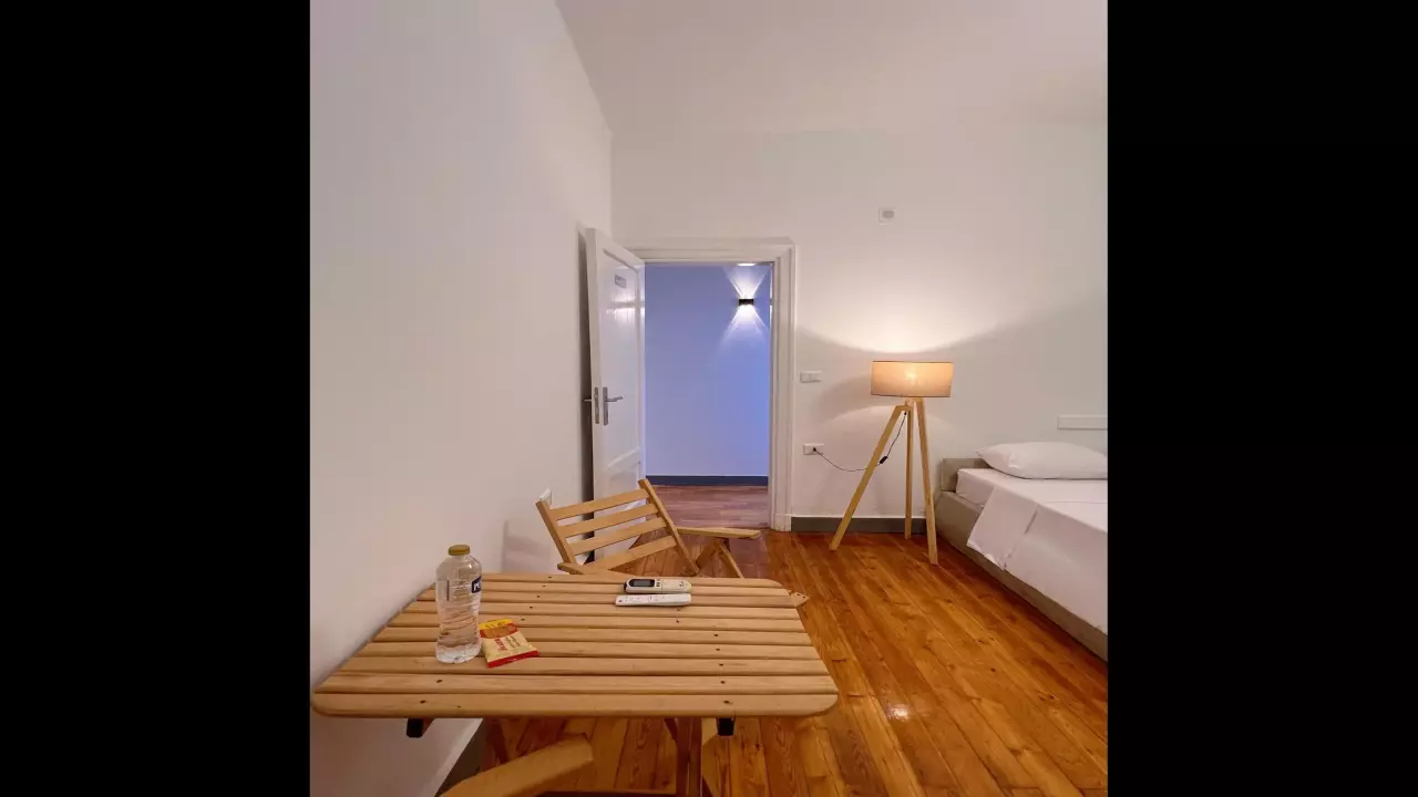 Private Room in Downtown  Suitable for Individuals and Families image 2