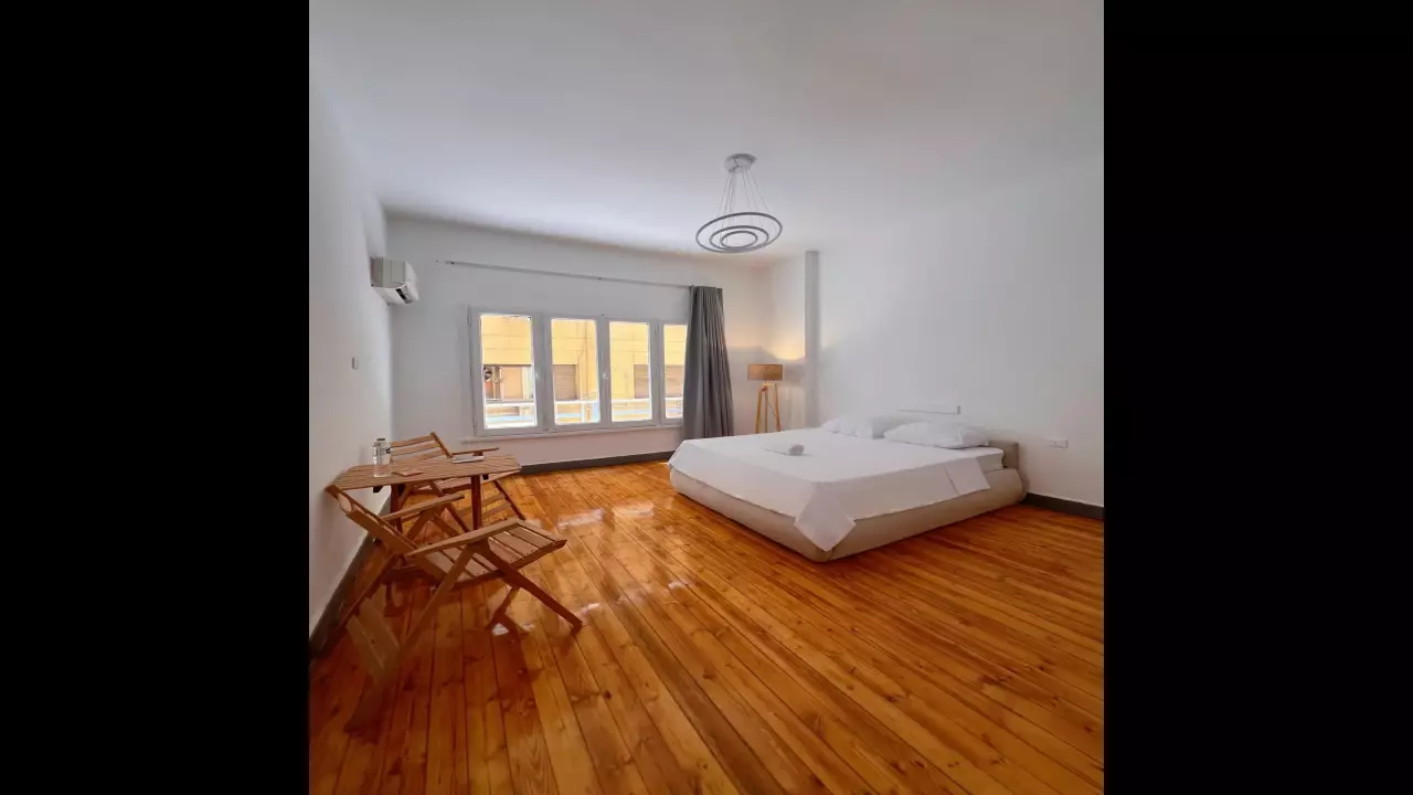 Private Room in Downtown  Suitable for Individuals and Families image 3