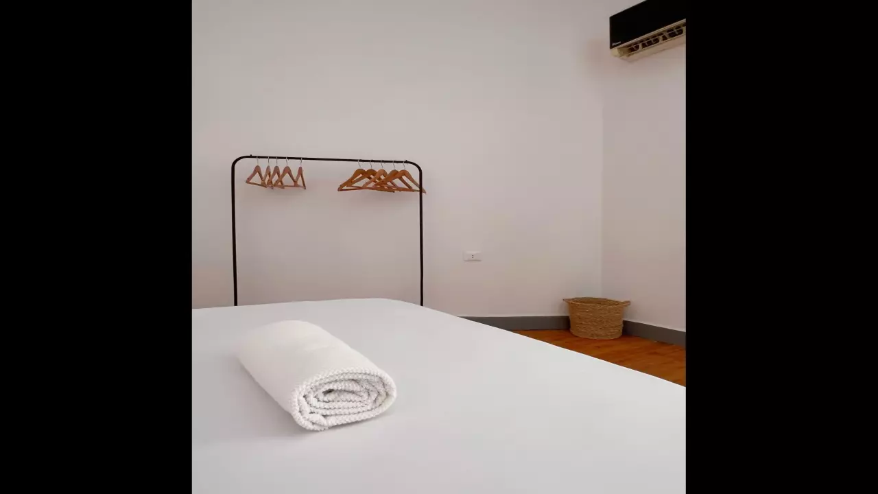 Private Room in Downtown  Suitable for Individuals and Families image 4