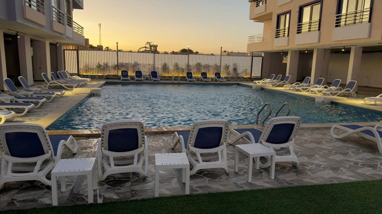 Luxury 1BR Pool View Apartment image 3