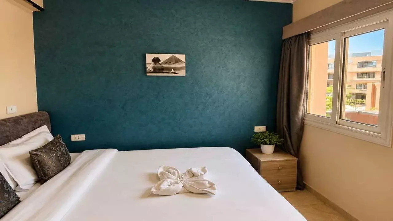 Apartment in the Pyramids area with a direct view of the pyramids featuring a large bed and accommodating up to two guests image 2