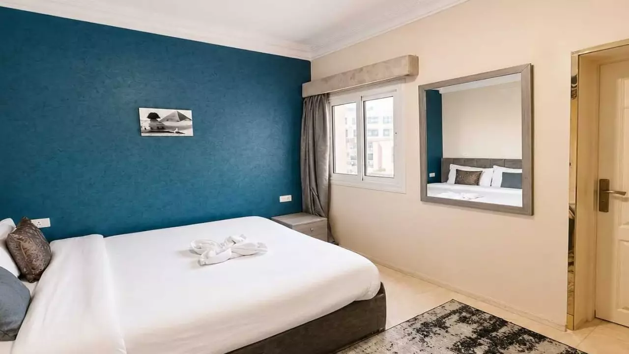 Apartment in the Pyramids area with a direct view of the pyramids featuring a large bed and accommodating up to two guests image 3