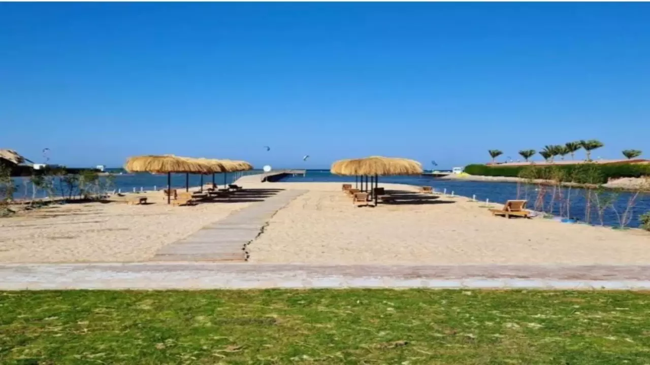 Hurghada  Al Ahyaa area apartment next to a hotel complex with a street view image 5